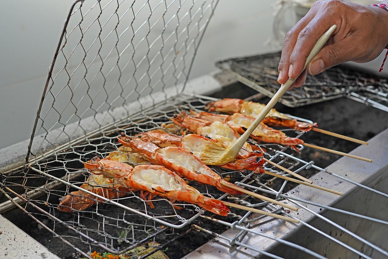 How to choose fresh seafood in Kuta at Warung Mufu
